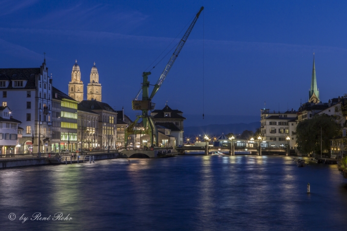 Grossmünster und Hafenkran